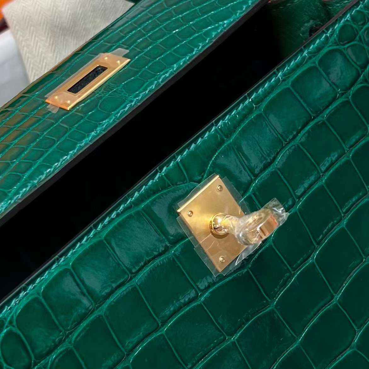 Hermès（爱马仕）Kelly 凯莉包 亮面美洲鳄鱼皮 Shiny Alligator Crocodile 6Q 翡翠绿 金扣 25cm 全手工蜡线缝制 Ghw