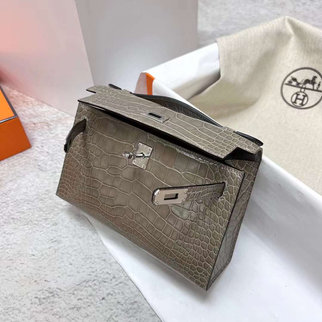 Hermès（爱马仕）Mini Kelly Pochette 亮面美洲鳄鱼皮 Ck81 斑鸠灰 银扣 22cm 全手工蜡线缝制 Phw