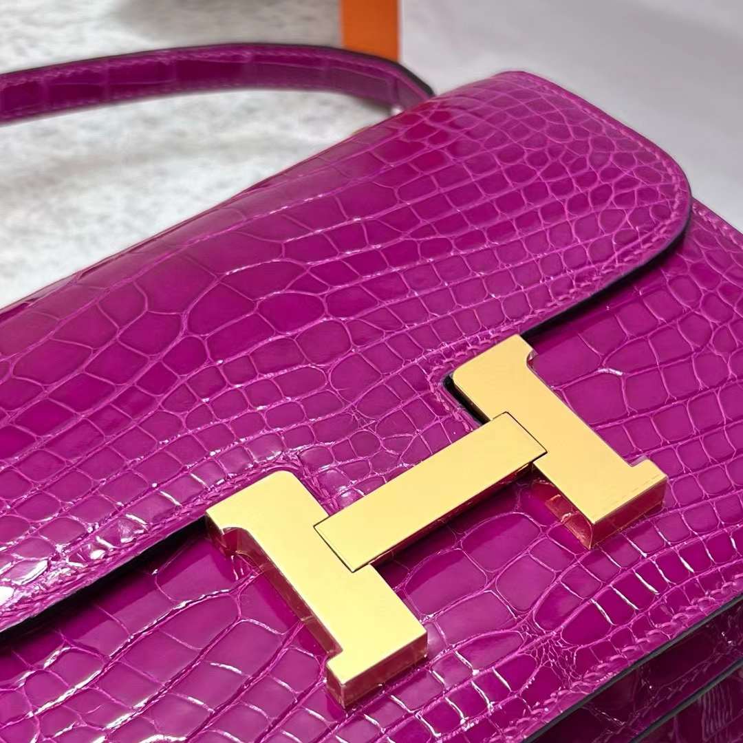 Hermès（爱马仕）Constance 空姐包 亮面美洲鳄鱼 J5 天方夜谭粉紫 金扣 19cm 全手工蜡线缝制 Ghw
