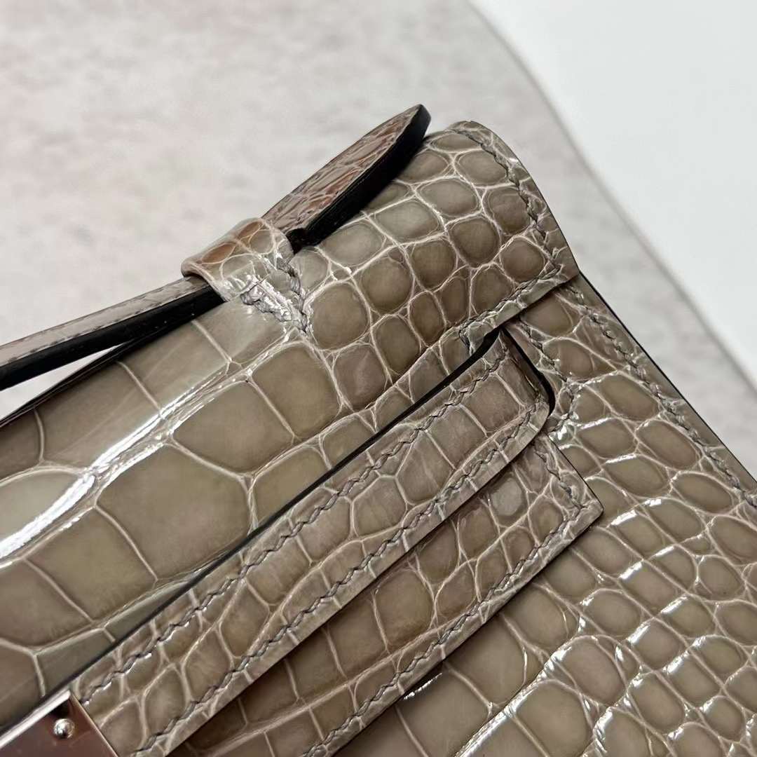 Hermès（爱马仕）Mini Kelly Pochette 亮面美洲鳄鱼皮 Ck81 斑鸠灰 银扣 22cm 全手工蜡线缝制 Phw