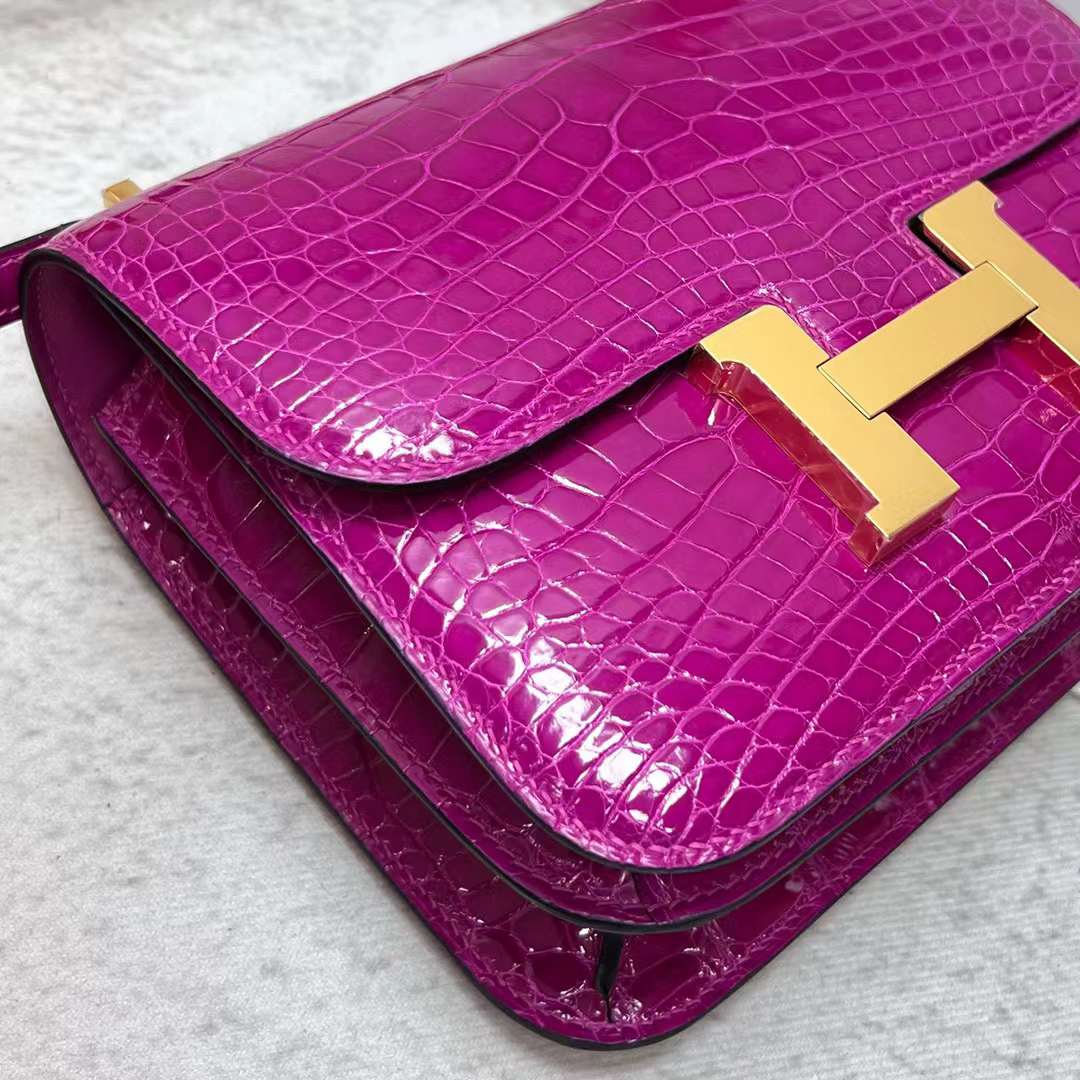 Hermès（爱马仕）Constance 空姐包 亮面美洲鳄鱼 J5 天方夜谭粉紫 金扣 19cm 全手工蜡线缝制 Ghw