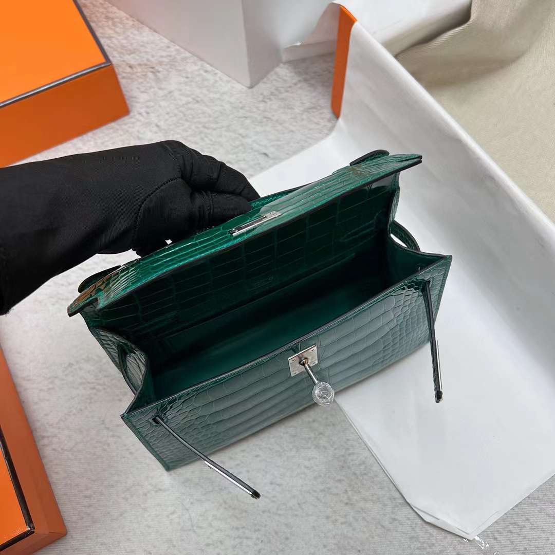 Hermès（爱马仕）Mini Kelly Pochette 亮面美洲鳄鱼皮 6Q 翡翠绿 银扣 22cm 全手工蜡线缝制 Phw