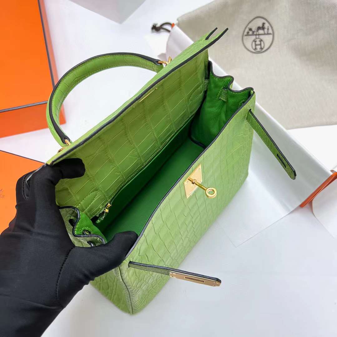 Hermès（爱马仕）Kelly 凯莉包 雾面尼罗鳄鱼 Matte Nilo Crocodile 苹果绿 金扣 28cm 全手工蜡线缝制 Ghw