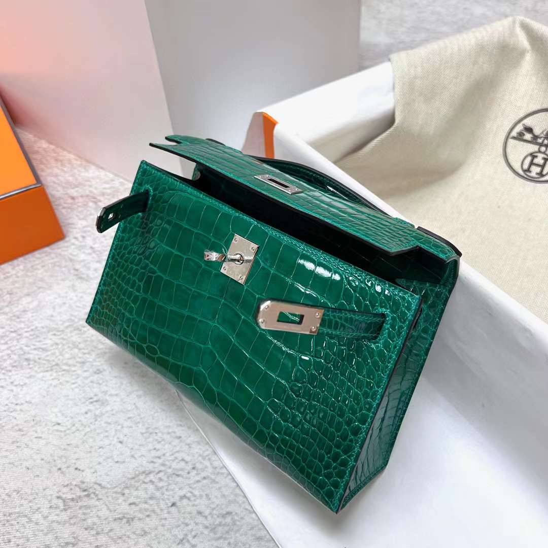 Hermès（爱马仕）Mini Kelly Pochette 亮面美洲鳄鱼皮 6Q 翡翠绿 银扣 22cm 全手工蜡线缝制 Phw