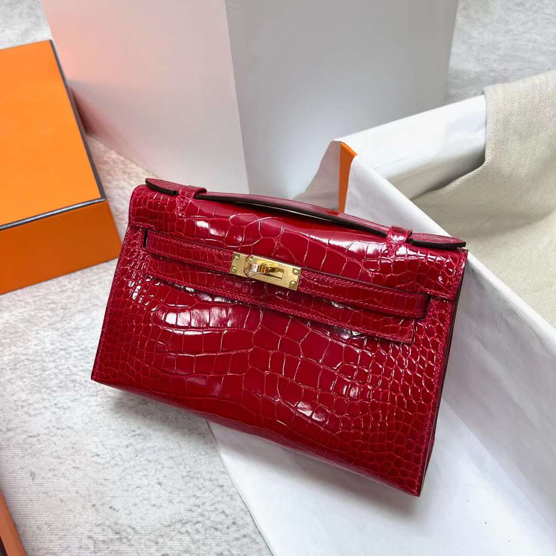 Hermès（爱马仕）Mini Kelly Pochette 亮面美洲鳄鱼皮 Ck95 法拉利红 金扣 22cm 全手工蜡线缝制 Ghw
