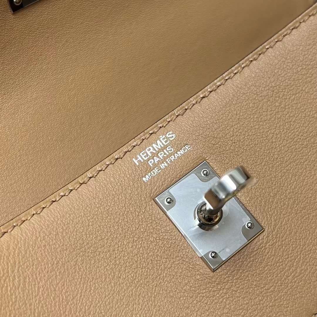 Hermès（爱马仕）Kelly 凯莉包 Colormatic Swift 口袋包 0M 奶茶色 银扣 25cm 全手工蜡线缝制 Phw