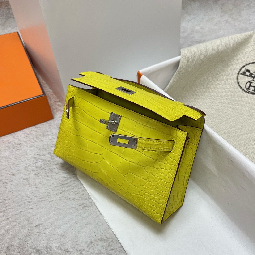 Hermès（爱马仕）Mini pochette Alligator matt 雾面鳄鱼皮 柠檬黄 银扣 PHW 22cm 手拿包