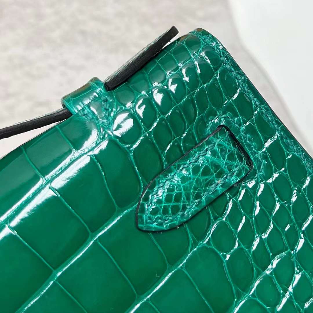 Hermès（爱马仕）Mini Kelly Pochette 亮面美洲鳄鱼皮 6Q 翡翠绿 银扣 22cm 全手工蜡线缝制 Phw