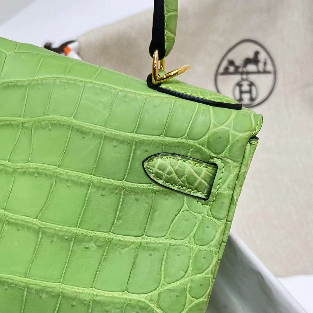 Hermès（爱马仕）Kelly 凯莉包 雾面尼罗鳄鱼 Matte Nilo Crocodile 苹果绿 金扣 28cm 全手工蜡线缝制 Ghw