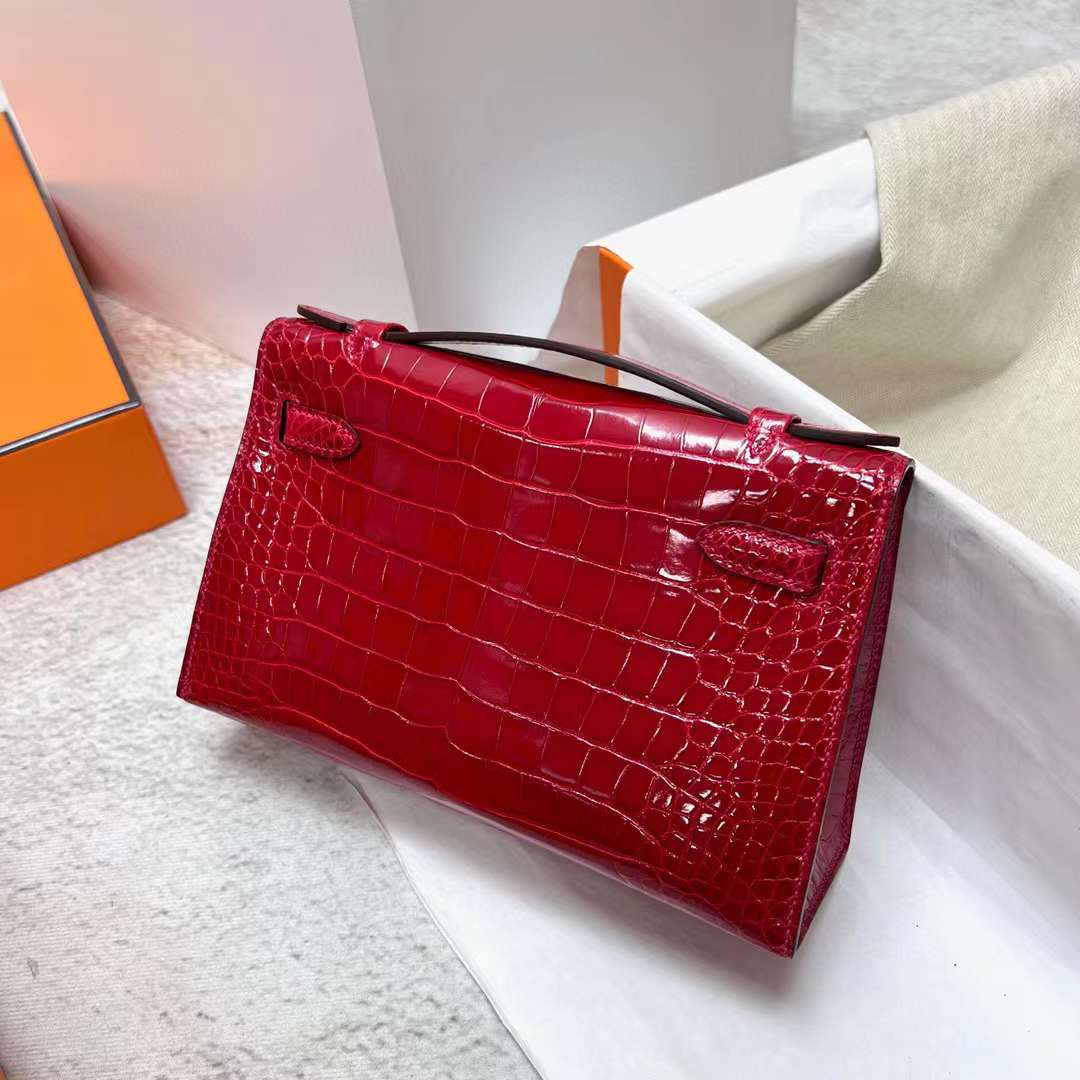 Hermès（爱马仕）Mini Kelly Pochette 亮面美洲鳄鱼皮 Ck95 法拉利红 金扣 22cm 全手工蜡线缝制 Ghw