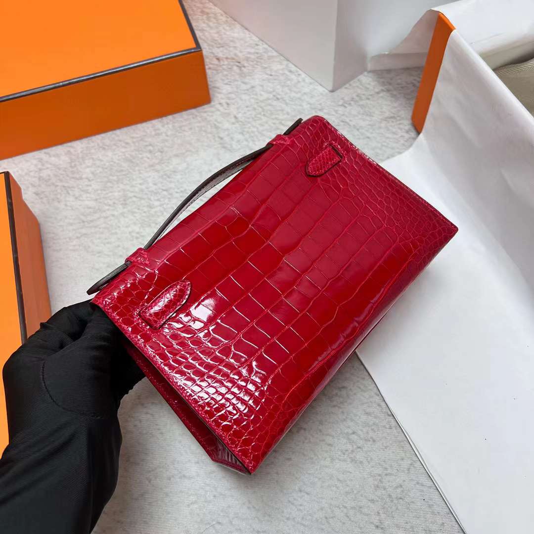 Hermès（爱马仕）Mini Kelly Pochette 亮面美洲鳄鱼皮 Ck95 法拉利红 银扣 22cm 全手工蜡线缝制 Phw