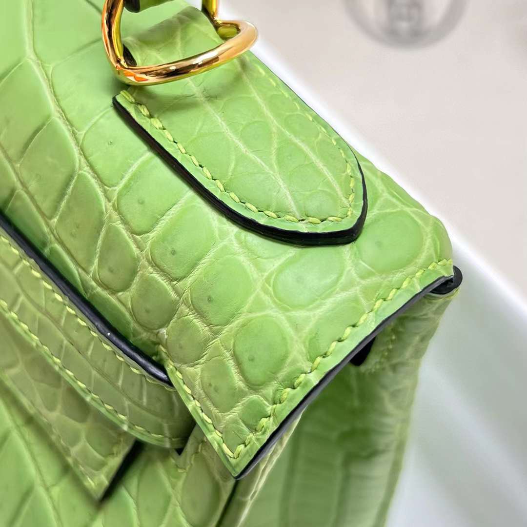 Hermès（爱马仕）Kelly 凯莉包 雾面尼罗鳄鱼 Matte Nilo Crocodile 苹果绿 金扣 28cm 全手工蜡线缝制 Ghw