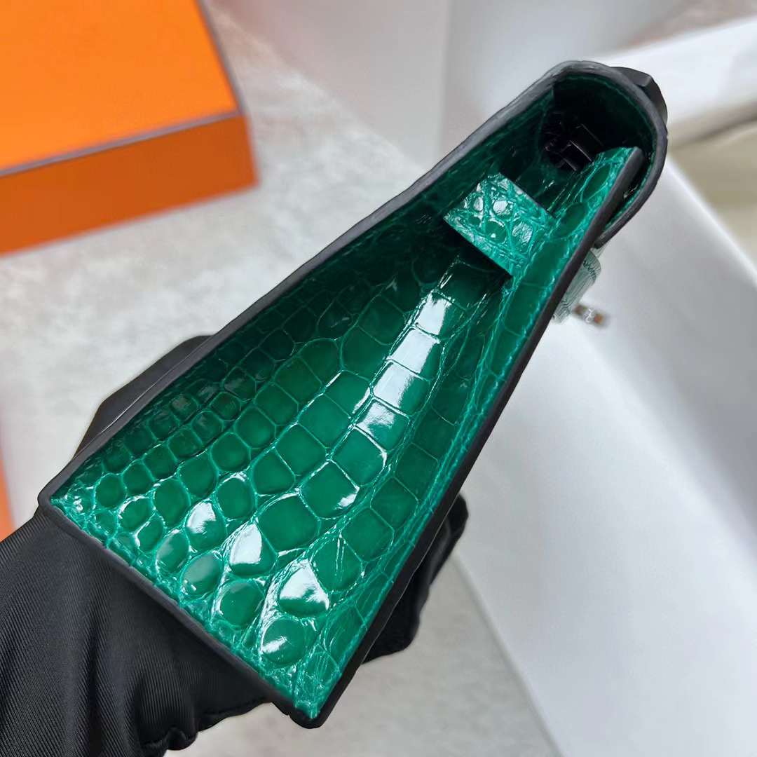 Hermès（爱马仕）Mini Kelly Pochette 亮面美洲鳄鱼皮 6Q 翡翠绿 银扣 22cm 全手工蜡线缝制 Phw