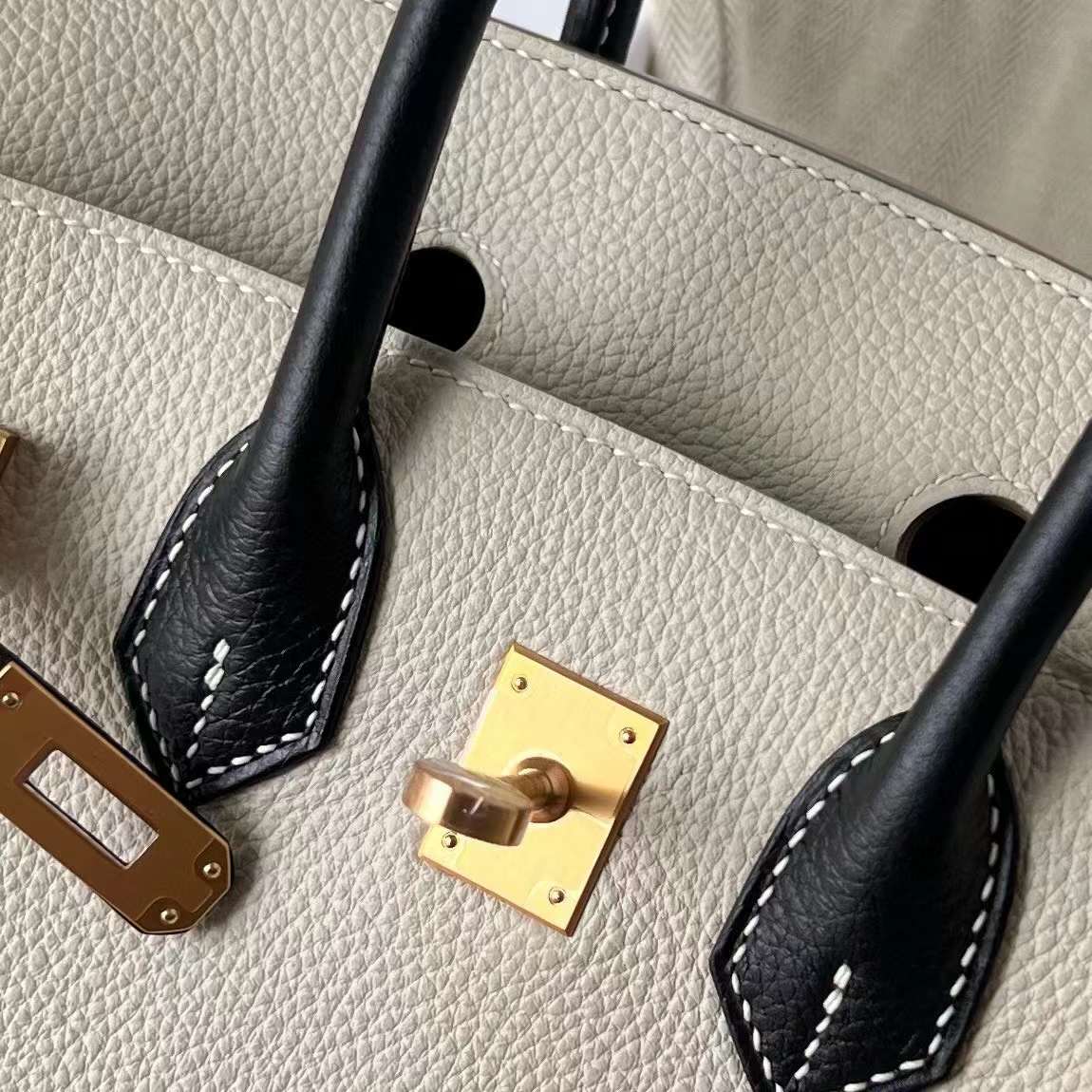 Hermès（爱马仕）Birkin 铂金包 Togo 顶级小牛皮 Ck10 奶昔白 拼 Ck89 黑色 拉丝金扣 25cm 全手工蜡线缝制 Bghw