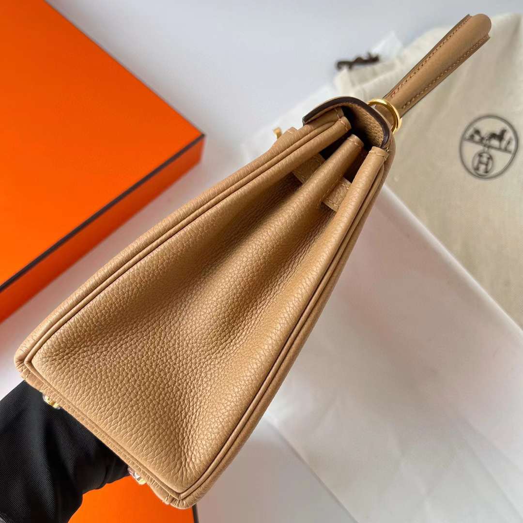 Hermès（爱马仕）Kelly 凯莉包 Togo 小牛皮 0M 奶茶色 金扣 25cm 全手工蜡线缝制 Ghw