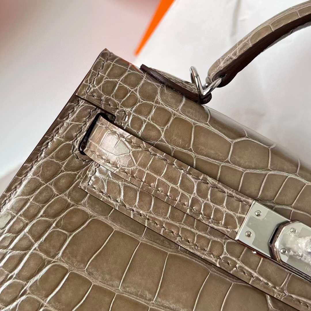 Hermès（爱马仕）Mini Kelly 迷你凯莉 亮面美洲鳄鱼皮 Shiny Alligator Crocodile Ck18 大象灰 银扣 19cm 全手工蜡线缝制 Phw