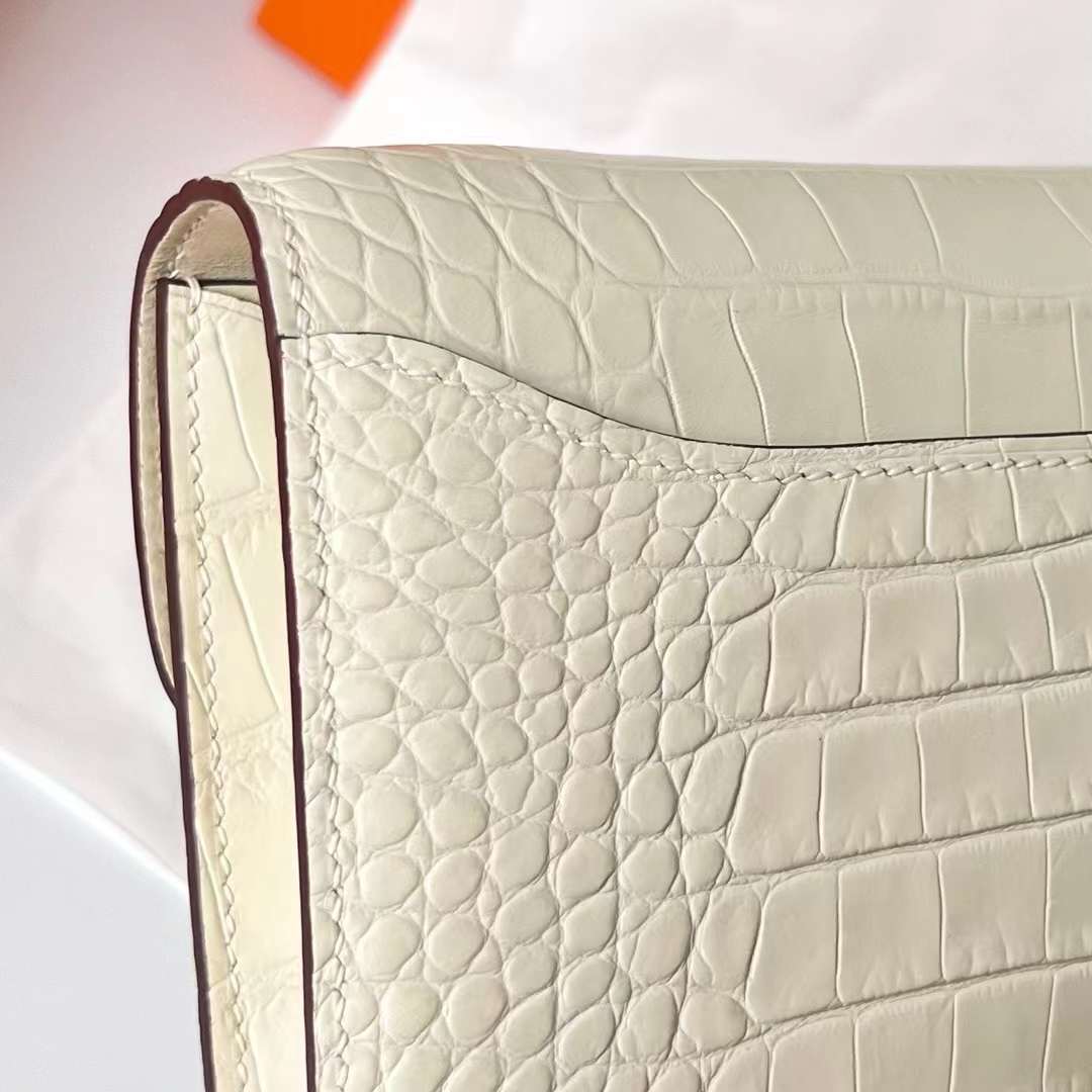 Hermès（爱马仕）Constance to go 雾面美洲鳄鱼皮 Matte Alligator Crocodile 8L 奶油白 金扣 26cm 全手工蜡线缝制 Ghw