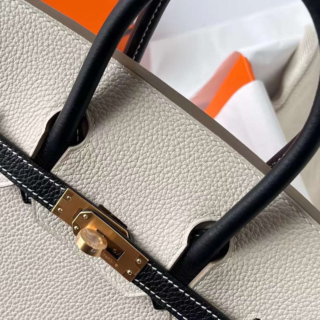 Hermès（爱马仕）Birkin 铂金包 Togo 顶级小牛皮 Ck10 奶昔白 拼 Ck89 黑色 拉丝金扣 25cm 全手工蜡线缝制 Bghw