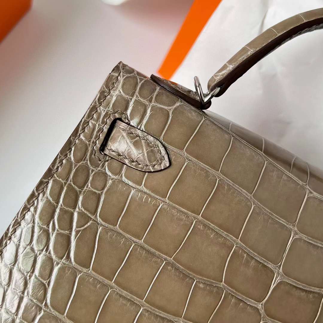 Hermès（爱马仕）Mini Kelly 迷你凯莉 亮面美洲鳄鱼皮 Shiny Alligator Crocodile Ck18 大象灰 银扣 19cm 全手工蜡线缝制 Phw