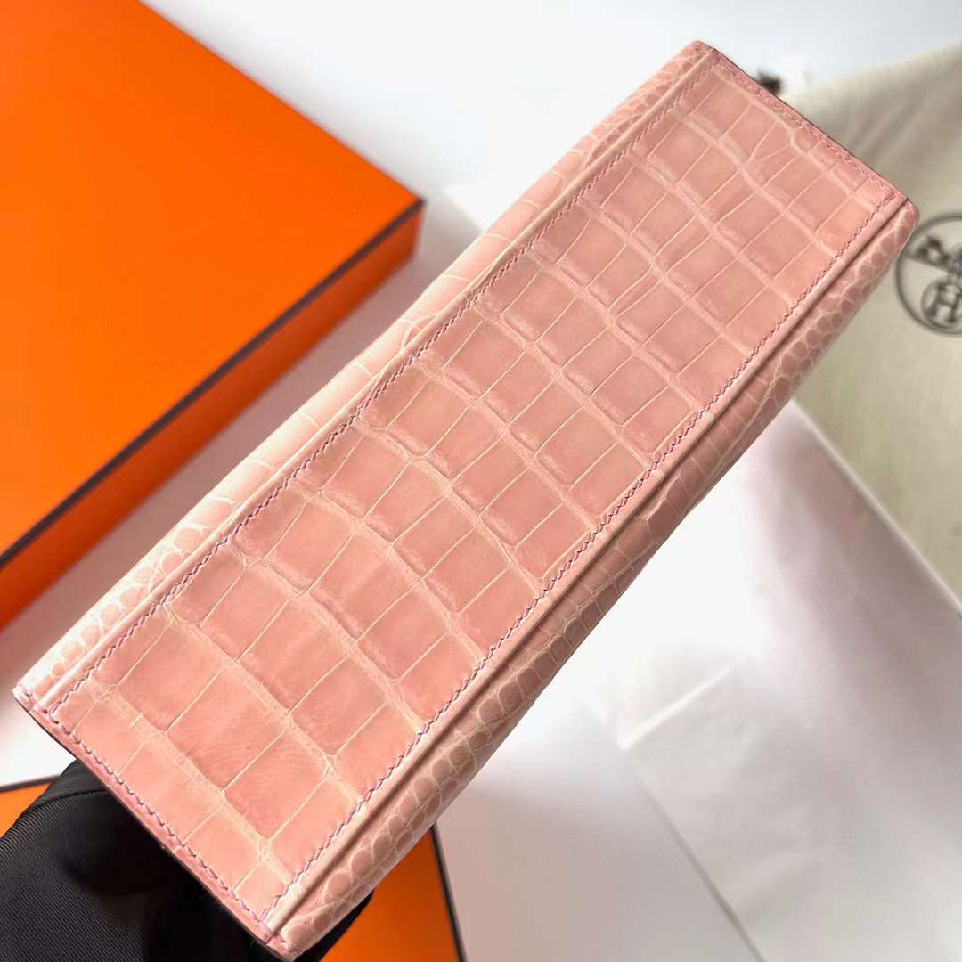 Hermès（爱马仕）Mini Kelly Pochette 亮面美洲鳄鱼皮 P1 蔷薇粉 金扣 22cm 全手工蜡线缝制 Ghw