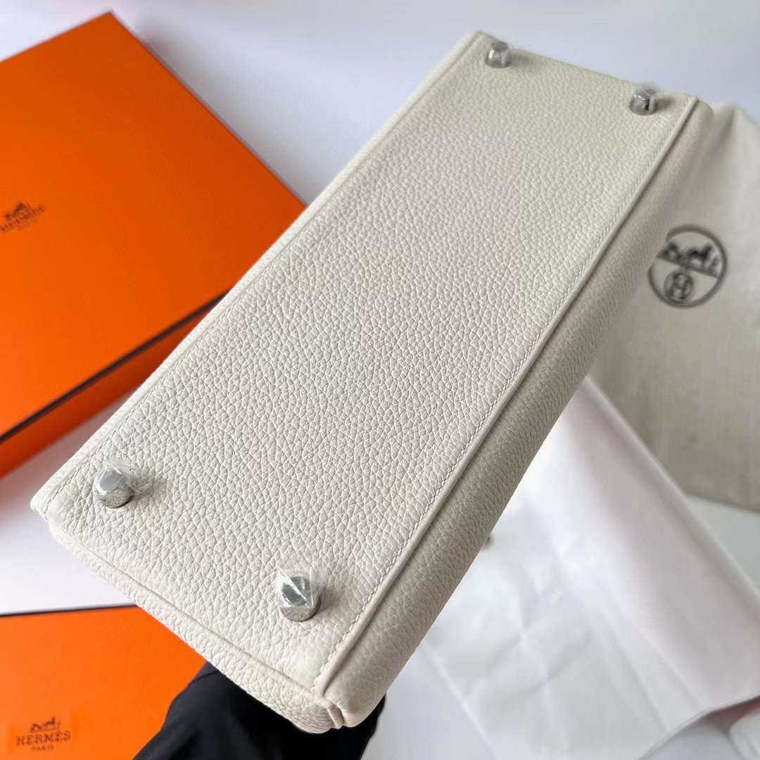 Hermès（爱马仕）Kelly 凯莉包 Togo 小牛皮 Ck10 奶昔白 银扣 28cm 全手工蜡线缝制 Phw