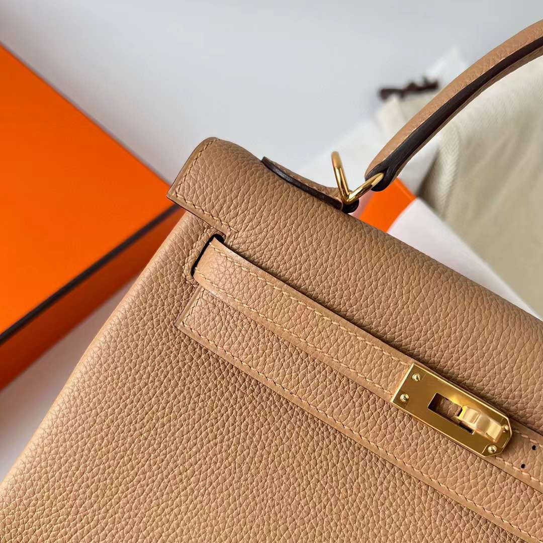 Hermès（爱马仕）Kelly 凯莉包 Togo 小牛皮 0M 奶茶色 金扣 25cm 全手工蜡线缝制 Ghw