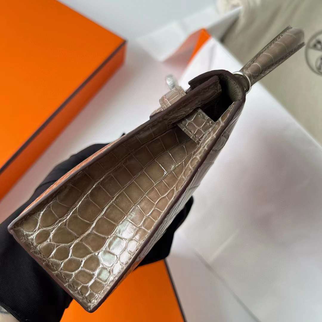 Hermès（爱马仕）Mini Kelly 迷你凯莉 亮面美洲鳄鱼皮 Shiny Alligator Crocodile Ck18 大象灰 银扣 19cm 全手工蜡线缝制 Phw