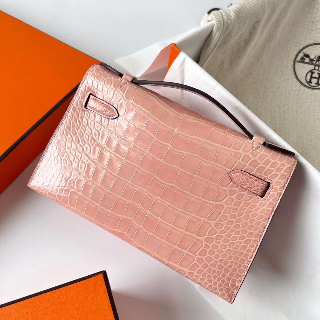 Hermès（爱马仕）Mini Kelly Pochette 亮面美洲鳄鱼皮 P1 蔷薇粉 金扣 22cm 全手工蜡线缝制 Ghw