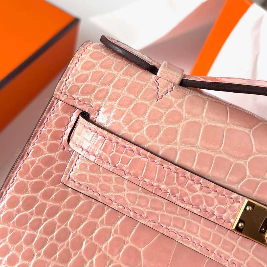 Hermès（爱马仕）Mini Kelly Pochette 亮面美洲鳄鱼皮 P1 蔷薇粉 金扣 22cm 全手工蜡线缝制 Ghw