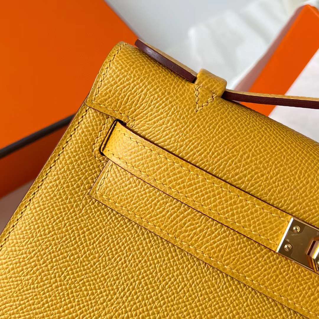 Hermès（爱马仕）Mini Kelly Pochette Epsom 9D 琥珀黄 金扣 22cm 全手工蜡线缝制 Ghw