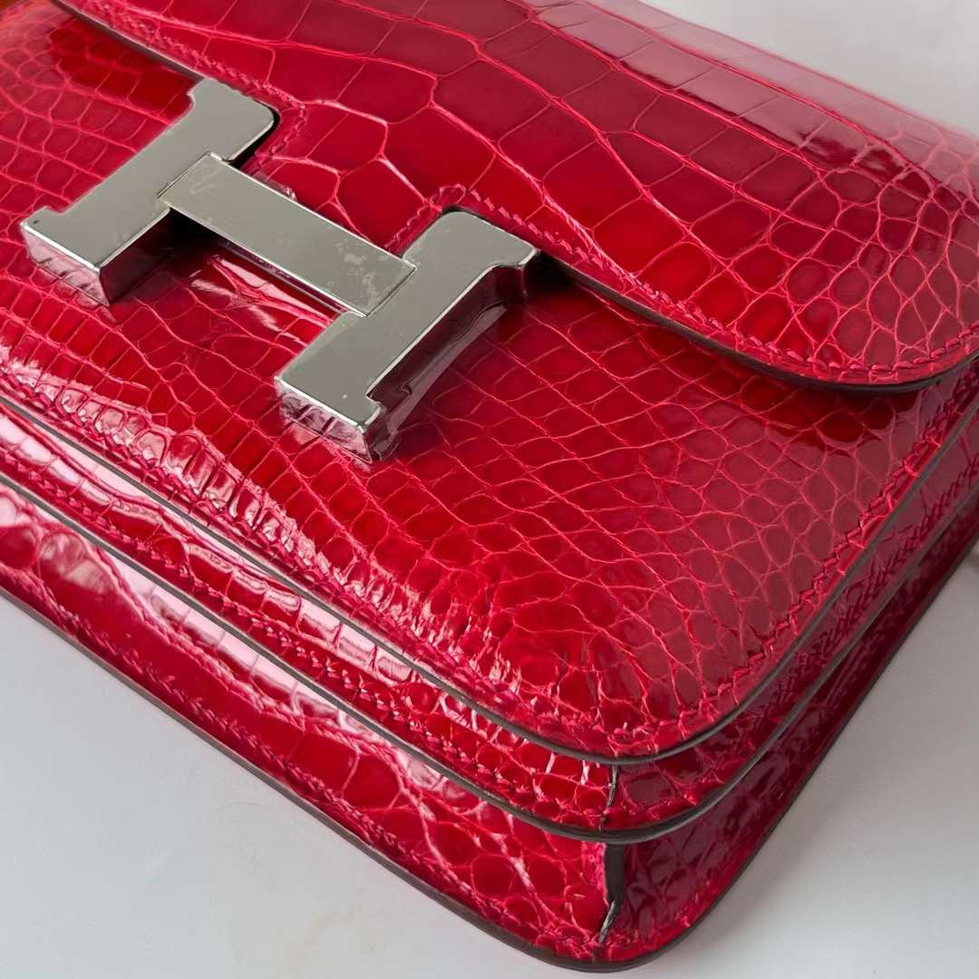 Hermès（爱马仕）Constance 空姐包 亮面美洲鳄 Shiny Alligator Crocodile Ck95 法拉利红 银扣 19cm 全手工蜡线缝制 Phw