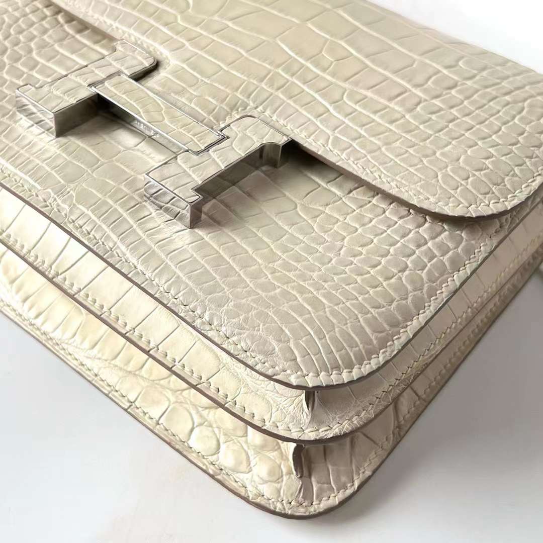 Hermès（爱马仕）Constance 空姐包 雾面美洲鳄 Matte Alligator Crocodile 8L 奶油白 鳄鱼扣 19cm 全手工蜡线缝制 Phw