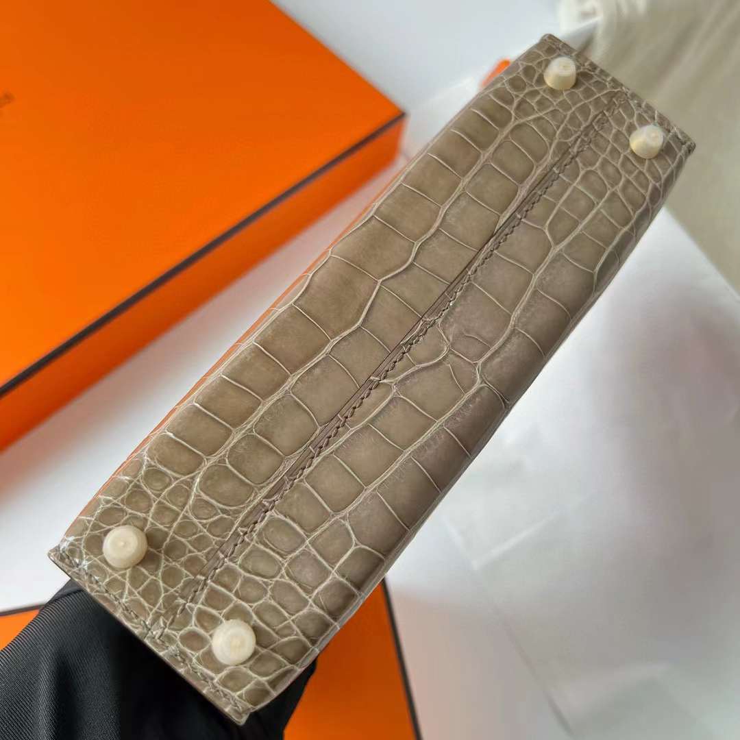 Hermès（爱马仕）Mini Kelly 迷你凯莉 亮面美洲鳄鱼皮 Shiny Alligator Crocodile Ck18 大象灰 金扣 19cm 全手工蜡线缝制 Ghw