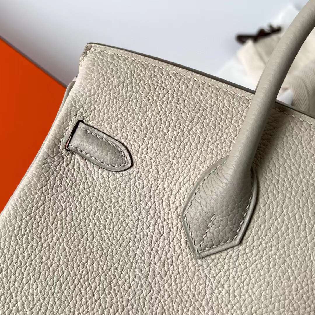 Hermès（爱马仕）Birkin 铂金包 Togo 顶级小牛皮 Ck10 奶昔白 拼 Ck80 珍珠灰 拉丝银扣 25cm 全手工蜡线缝制 Bphw