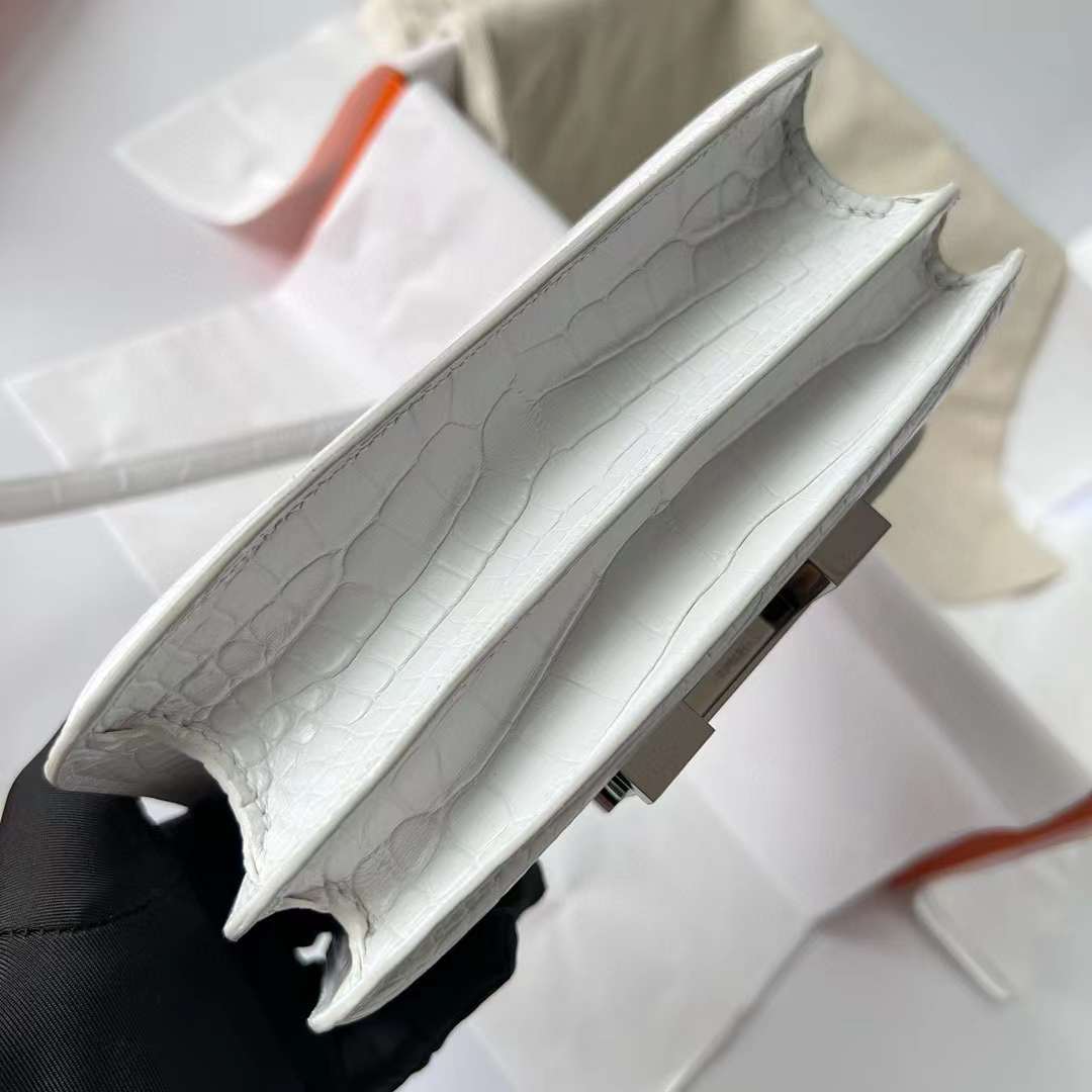 Hermès（爱马仕）Constance 空姐包 雾面美洲鳄鱼皮 Matte Alligator Crocodile 01 纯白 银扣 19cm 全手工蜡线缝制 Phw