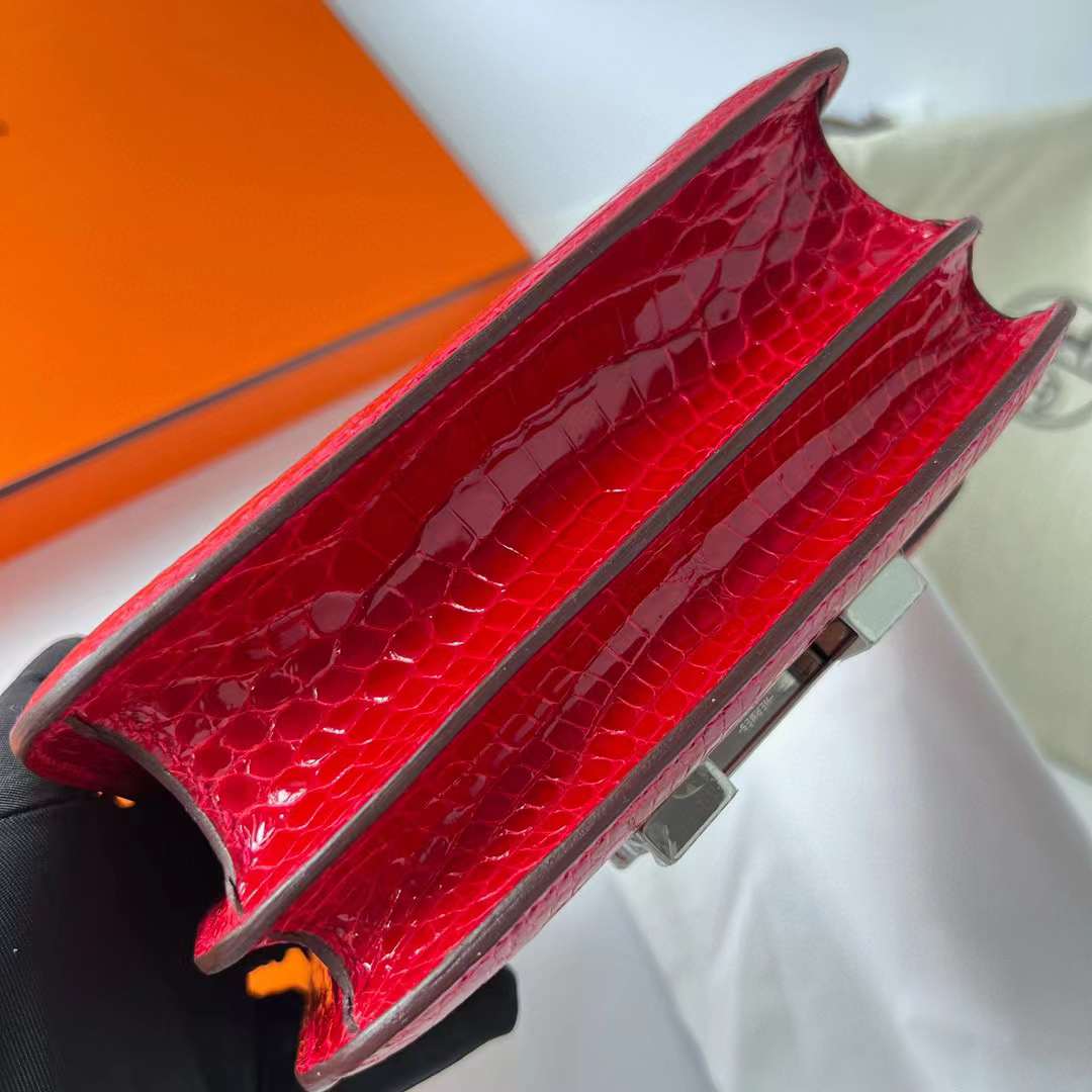 Hermès（爱马仕）Constance 空姐包 亮面美洲鳄 Shiny Alligator Crocodile Ck95 法拉利红 银扣 19cm 全手工蜡线缝制 Phw