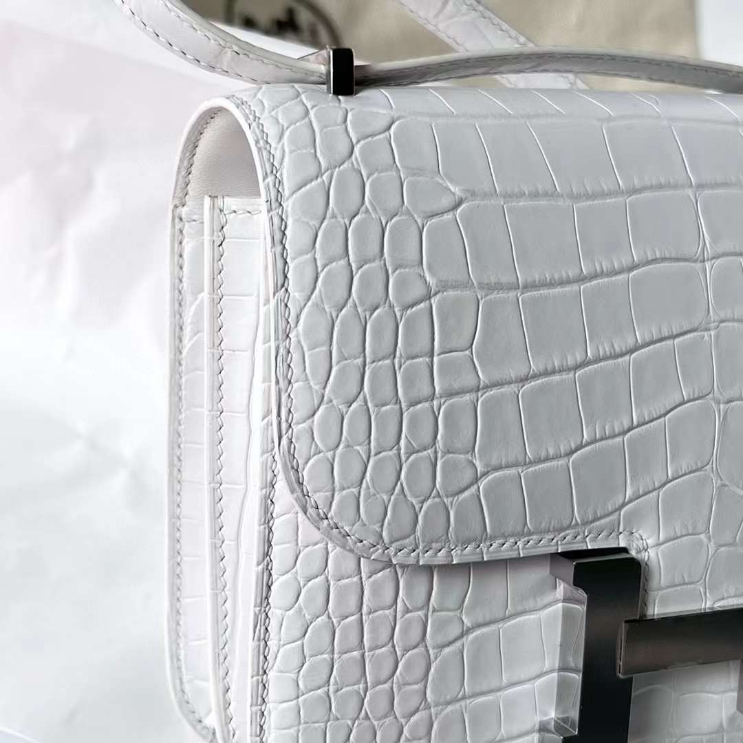 Hermès（爱马仕）Constance 空姐包 雾面美洲鳄鱼皮 Matte Alligator Crocodile 01 纯白 银扣 19cm 全手工蜡线缝制 Phw