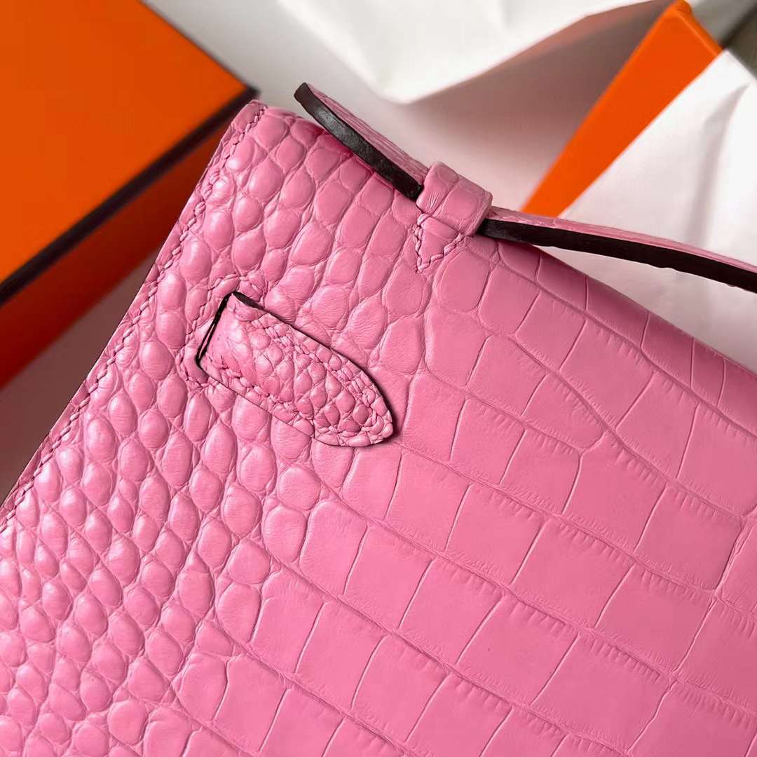 Hermès（爱马仕）Mini Kelly Pochette 雾面美洲鳄鱼皮 5P 樱花粉 银扣 22cm 全手工蜡线缝制 Phw