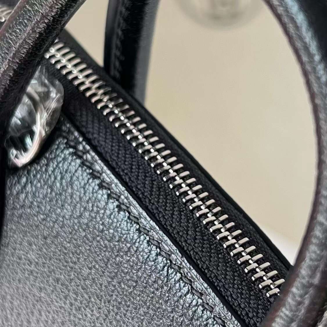 Hermès（爱马仕）Mini Bolide 迷你保龄球包 Chevre 山羊皮 Ck89 黑色 银扣 19cm 全手工蜡线缝制 Phw