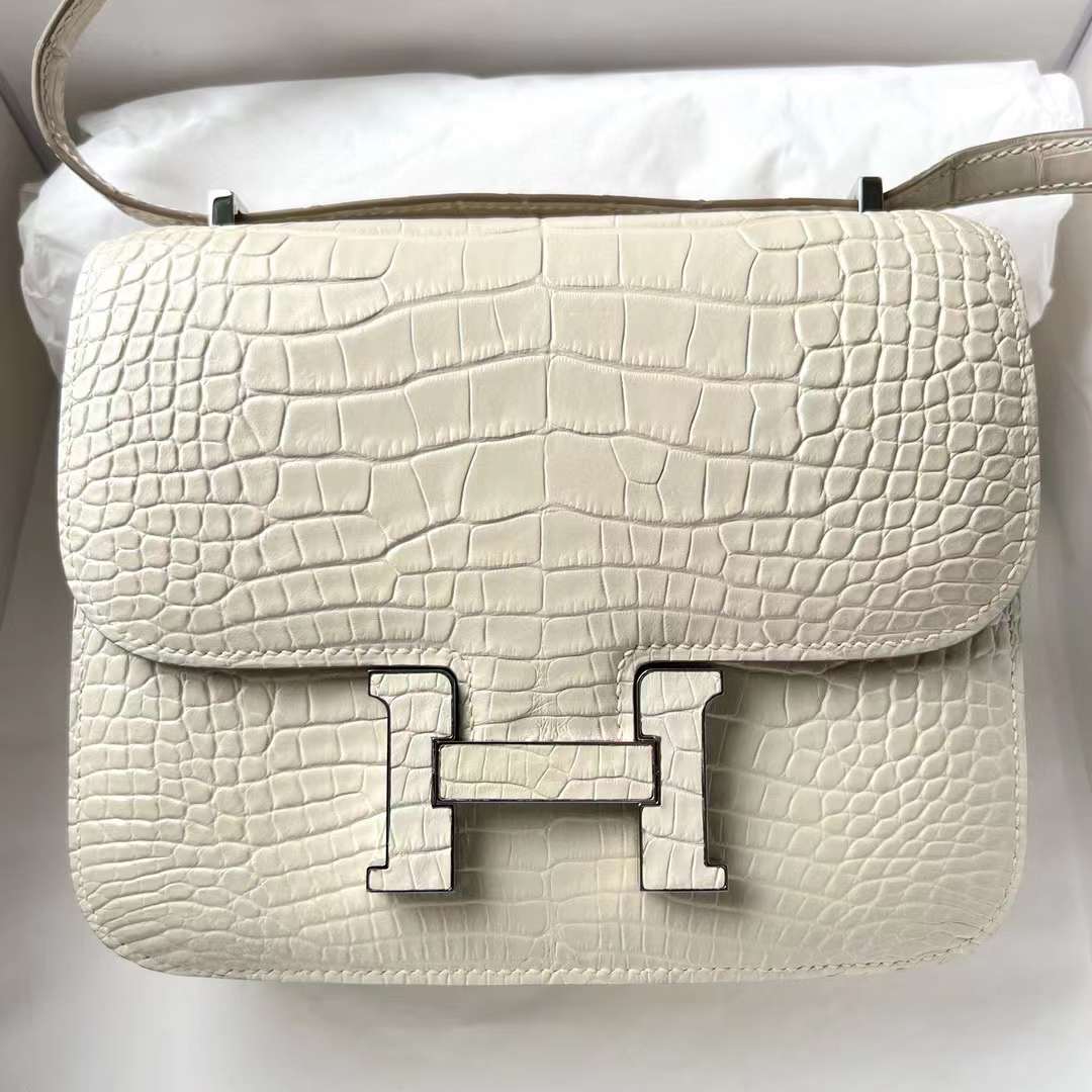 Hermès（爱马仕）Constance 空姐包 雾面美洲鳄 Matte Alligator Crocodile 8L 奶油白 鳄鱼扣 19cm 全手工蜡线缝制 Phw