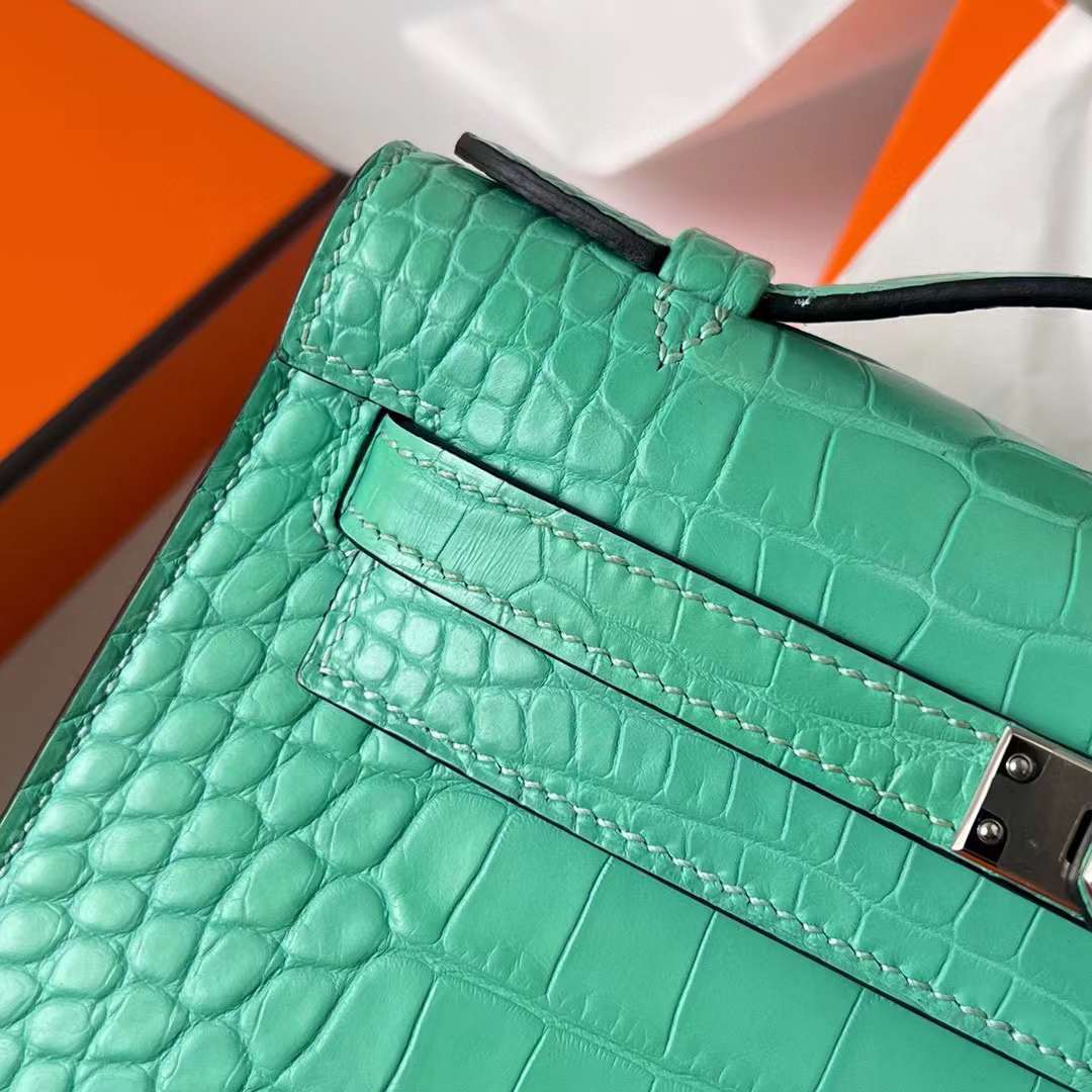 Hermès（爱马仕）Mini Kelly Pochette 雾面美洲鳄鱼皮 6W 薄荷绿 银扣 22cm 全手工蜡线缝制 Phw