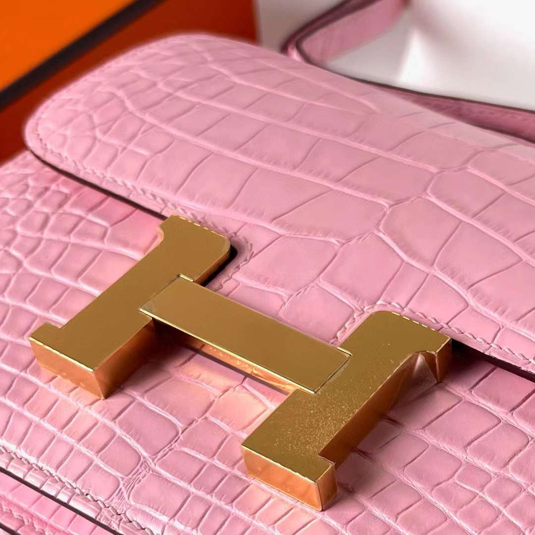 Hermès（爱马仕）Constance 空姐包 雾面美洲鳄 Matte Alligator Crocodile 3Q 樱花粉 金扣 19cm 全手工蜡线缝制 Ghw
