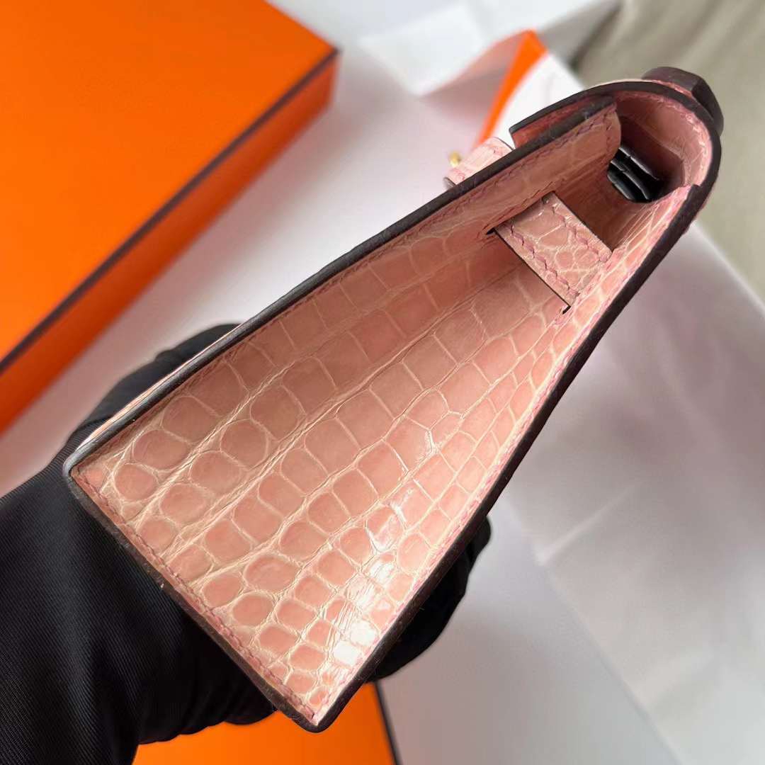 Hermès（爱马仕）Mini Kelly Pochette 亮面美洲鳄鱼皮 P1 蔷薇粉 金扣 22cm 全手工蜡线缝制 Ghw