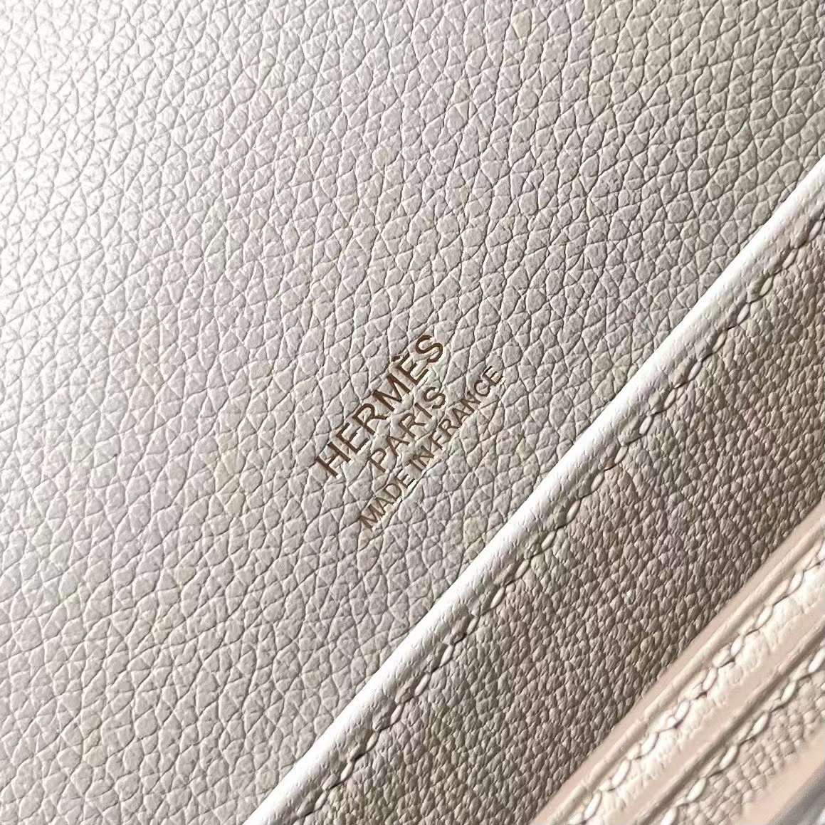 Hermès（爱马仕）Roulis 猪鼻子 Evercolor Ck10 奶昔白 Craie 浅金扣 18cm 全手工蜡线缝制