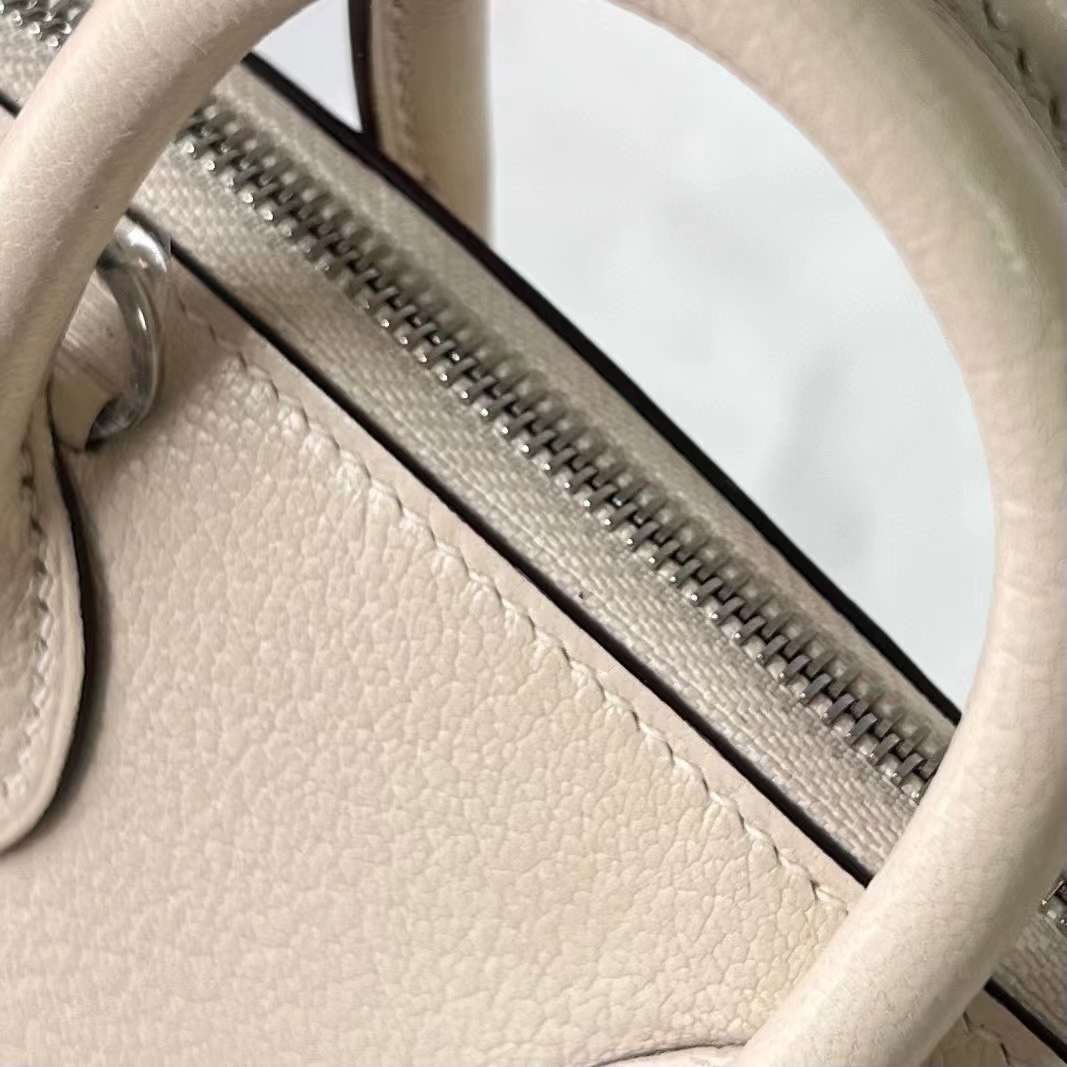 Hermès（爱马仕）Mini Bolide 迷你保龄球包 Chevre 进口山羊皮 I2 奶油白 银扣 19cm 全手工蜡线缝制 Phw