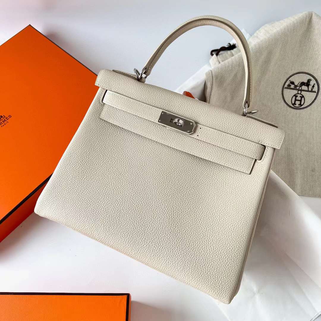 Hermès（爱马仕）Kelly 凯莉包 Togo 小牛皮 Ck10 奶昔白 银扣 28cm 全手工蜡线缝制 Phw