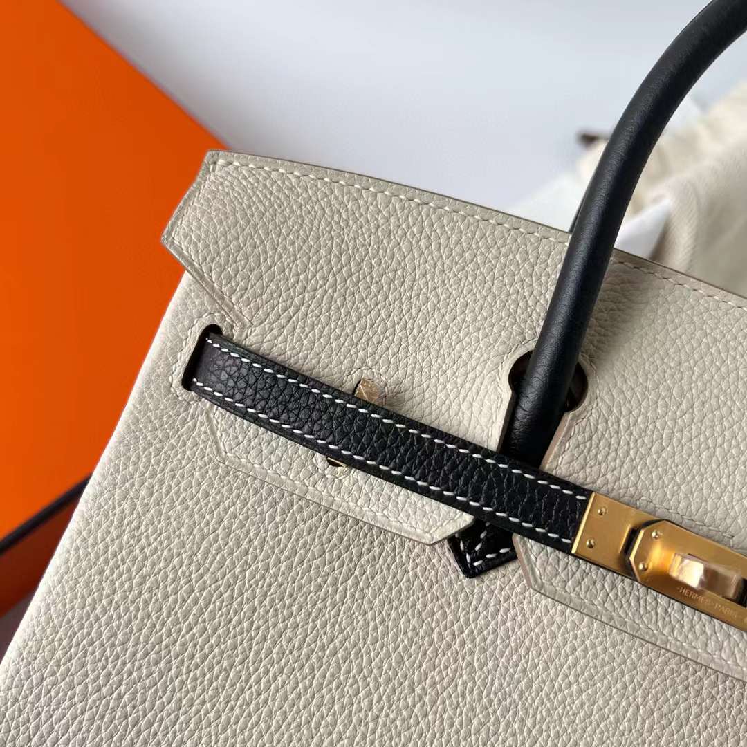 Hermès（爱马仕）Birkin 铂金包 Togo 顶级小牛皮 Ck10 奶昔白 拼 Ck89 黑色 拉丝金扣 25cm 全手工蜡线缝制 Bghw