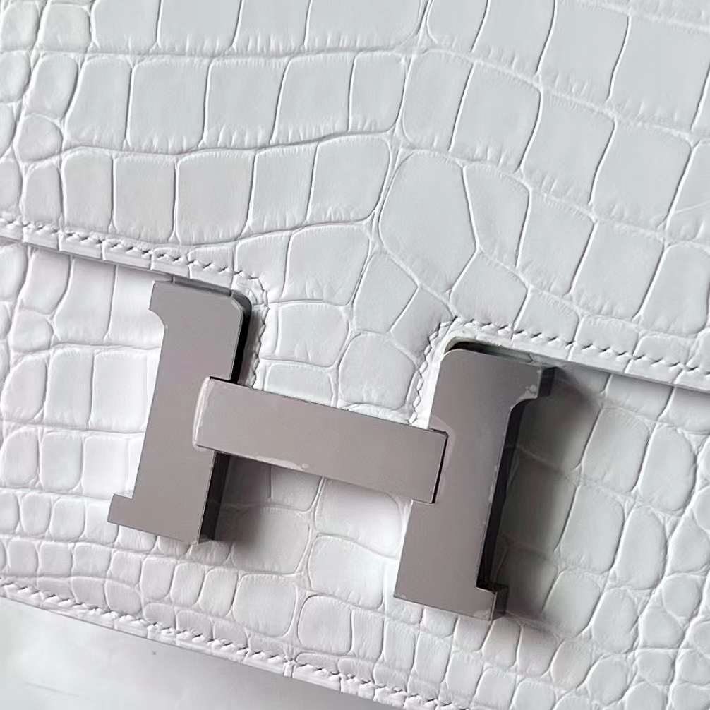 Hermès（爱马仕）Constance 空姐包 雾面美洲鳄鱼皮 Matte Alligator Crocodile 01 纯白 银扣 19cm 全手工蜡线缝制 Phw