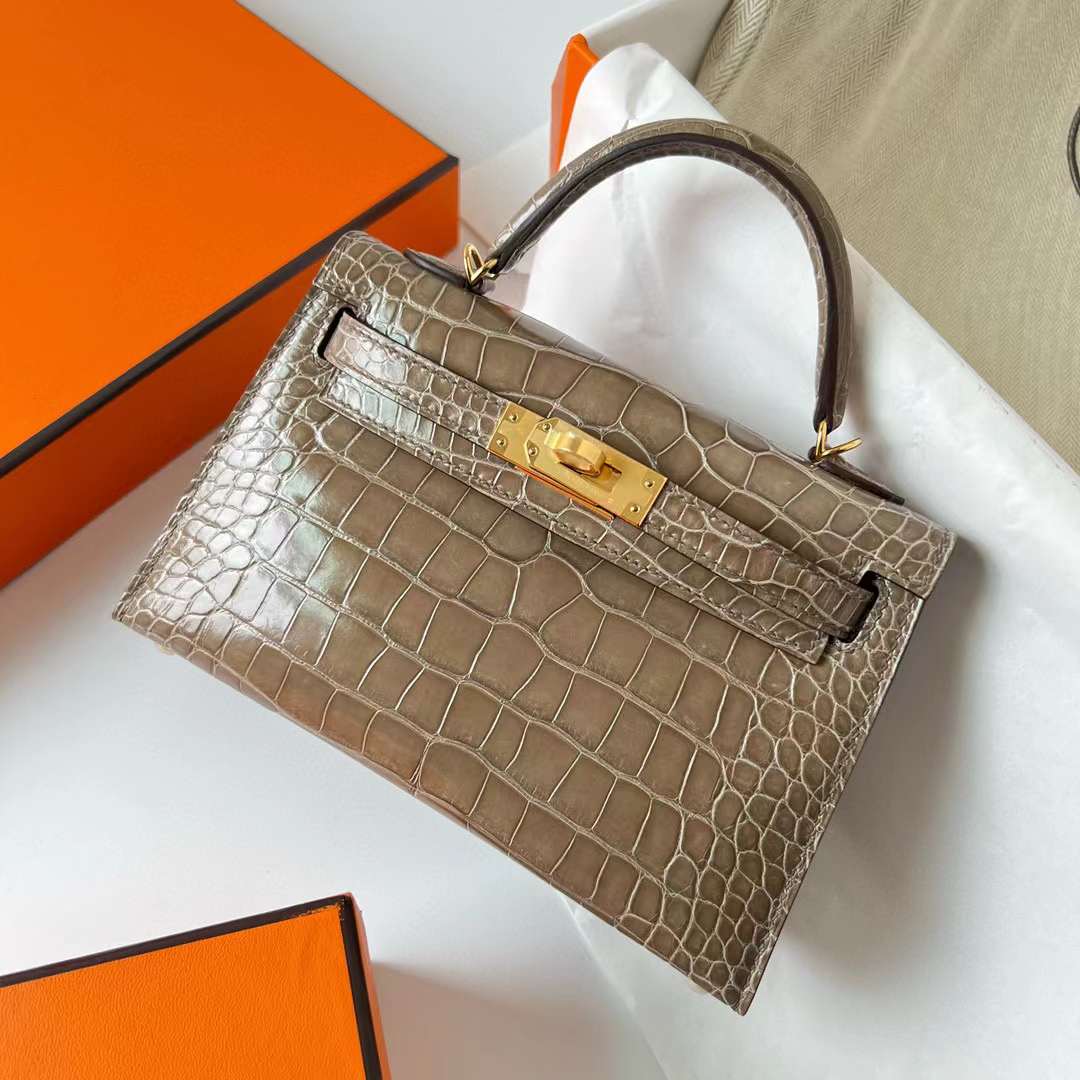 Hermès（爱马仕）Mini Kelly 迷你凯莉 亮面美洲鳄鱼皮 Shiny Alligator Crocodile Ck18 大象灰 金扣 19cm 全手工蜡线缝制 Ghw