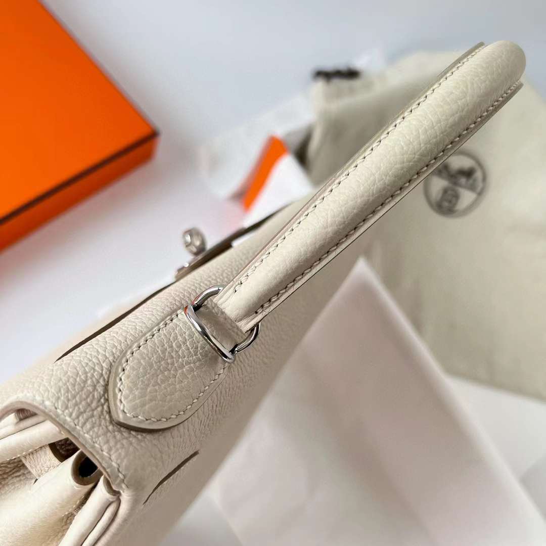 Hermès（爱马仕）Kelly 凯莉包 Togo 小牛皮 Ck10 奶昔白 银扣 28cm 全手工蜡线缝制 Phw